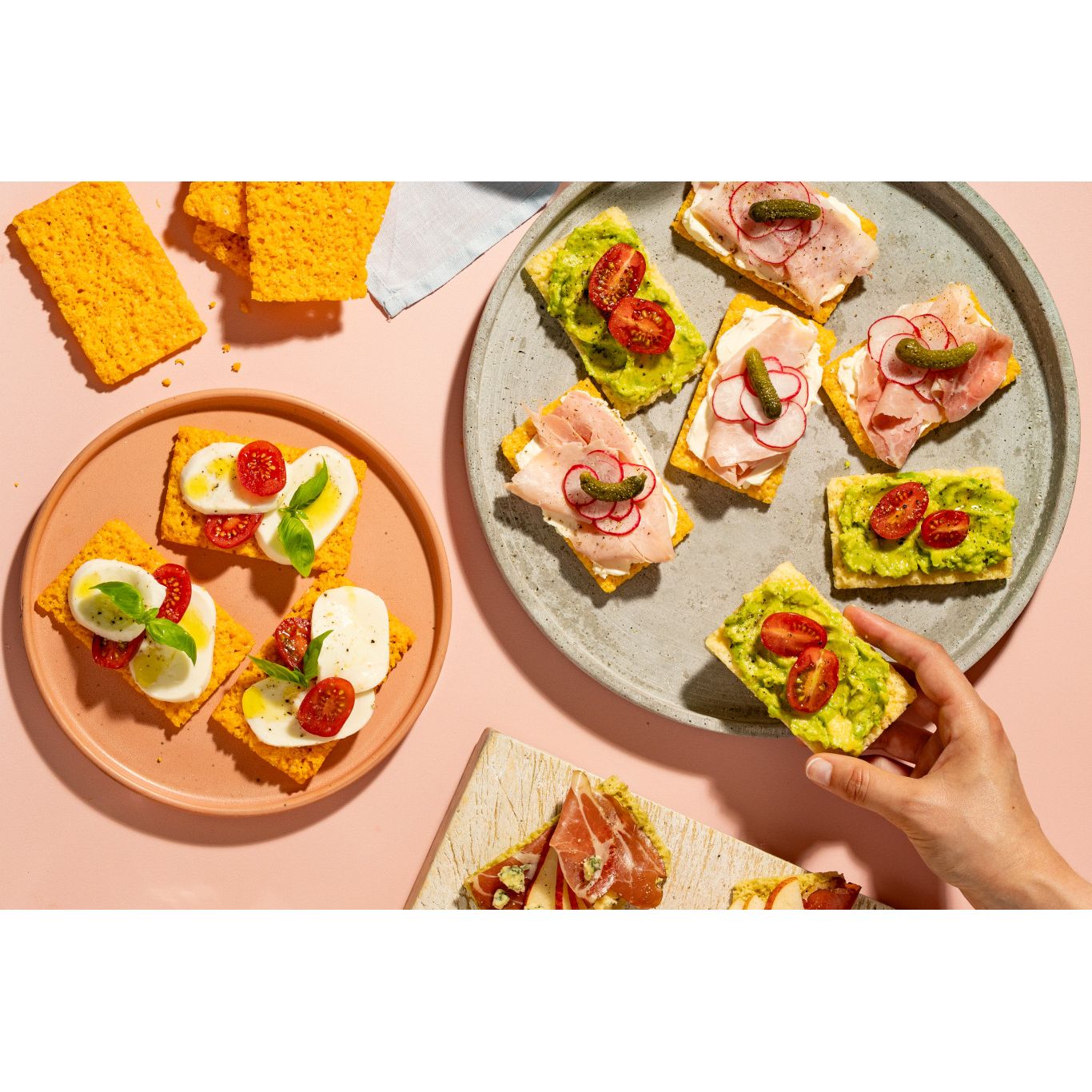 Monarchs Cheddar Cheese Crackers - Smoky Red Reserve 25g